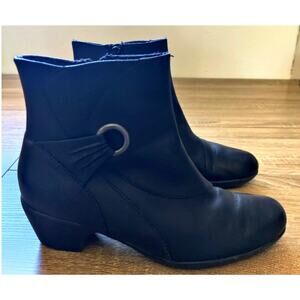 Clarks Black Leather Ankle Booties Size 8.5 M Zip Buckle‎ Low heel